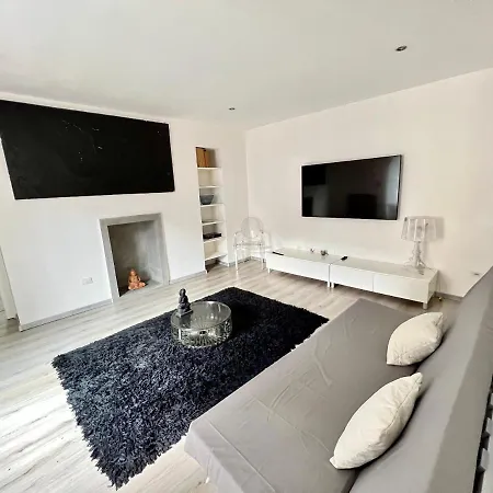 Apartamento Abstract House Design In Center Of