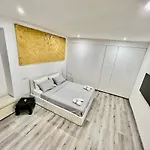 Abstract House Design In Center Of * Turim
